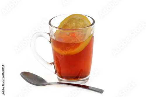 Tasse de thé au citron avec une cuillère en gros plan sur fond blanc