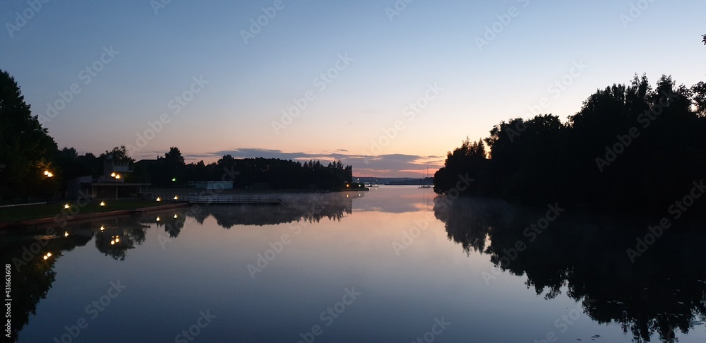 Obraz premium sunset on the river