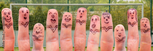 Elf Finger mit lustigen Gesichter stellen das Mannschaftsfoto einer Fußballmannschaft nach