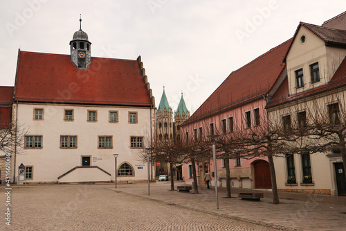 Kleinstadtidylle in Freyburg (Unstrut); Marktplatzblick mit Rathaus und Stadtkirche