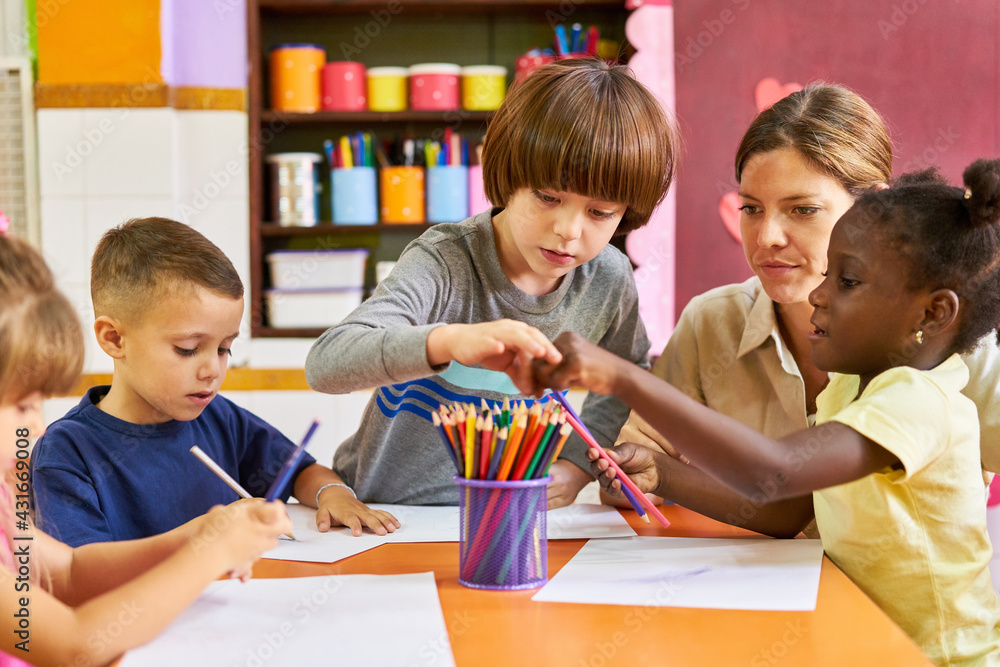 Kinder im internationalen Kindergarten beim Malen Stock Photo | Adobe Stock