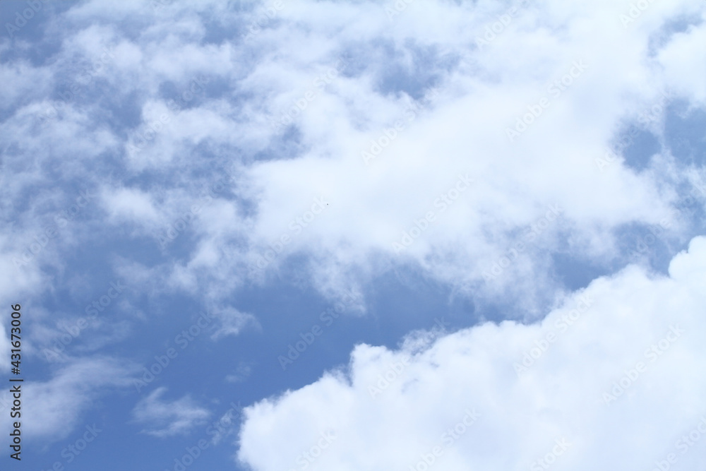 Obraz premium Beautiful blue sky and white clouds of various shapes with sunlight Nature background