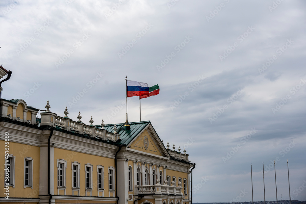 Obraz premium flag of Tatarstan on the roof of the administrative building 