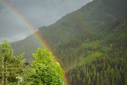 Regenbogen in den Bergen