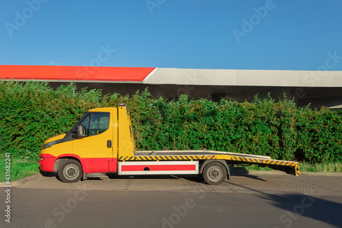 Wallpaper Mural Tow truck for cars from city streets Torontodigital.ca