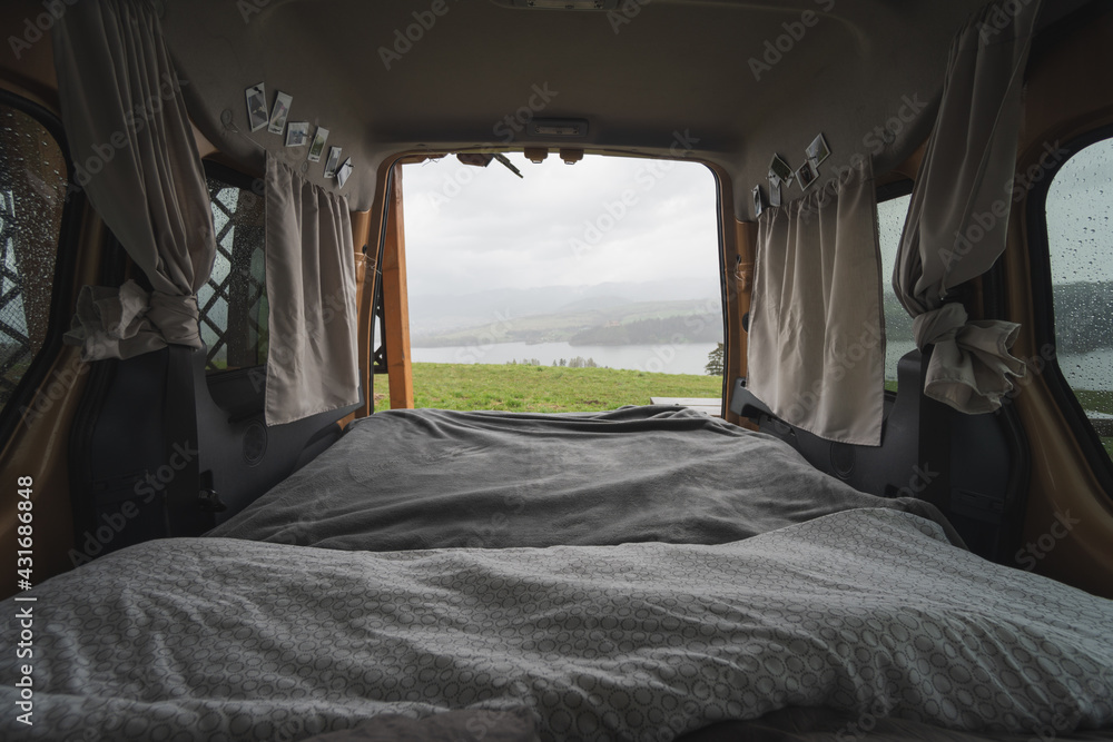 Views from a camper van of the mountains and lakes of Falsztyn poland near  the Pieniny nature park. Bed in a camper van, cosy house on wheels,  mientras llueve fuera. Photos