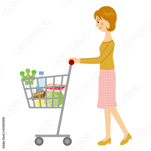 買い物カートを押す女性