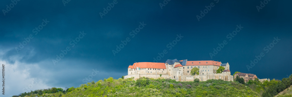 Schloss Neuenburg in Freyburg Unstrut unter Gewitter im Frühling - Panorama