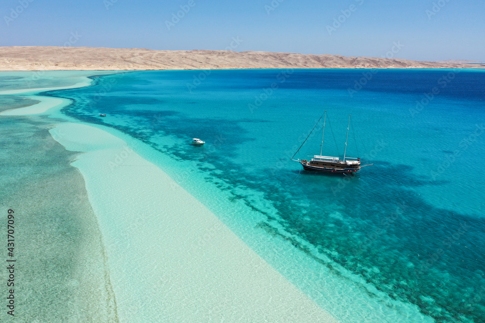 Obraz premium Yacht in a beautiful sandy lagoon in the Red Sea, Egypt