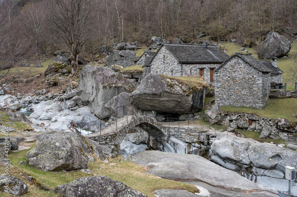 Fototapeta premium ancient stone bridge at Puntid, Valle Bavona, Ticino