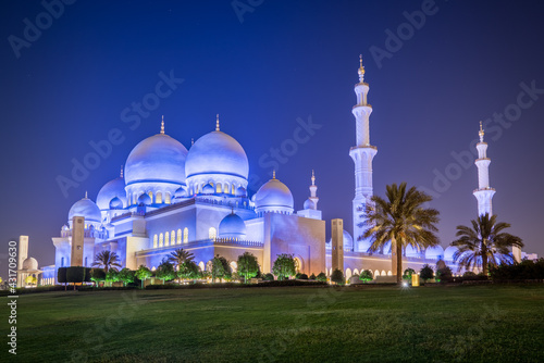 Sheikh Zayed Grand Mosque in Abu Dhabi at night.