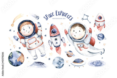 Fototapeta samoprzylepna Astronauta, chłopiec, dziewczynka, skafander kosmiczny, gwiazdy, planeta, księżyc, rakieta i wahadłowiec