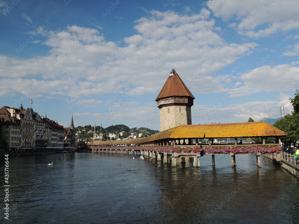 スイスのルツェルンにあるカペル橋view of the old town luzern, switzerland with the chapel bridge over the river 