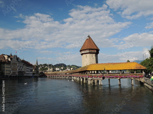 スイスのルツェルンにあるカペル橋view of the old town luzern, switzerland with the chapel bridge over the river 