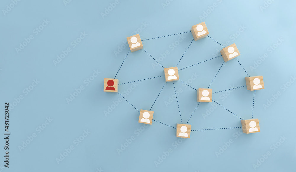 Obraz premium Leader connection for lines with people icon on Wooden cubes. Organization structure, team building.
