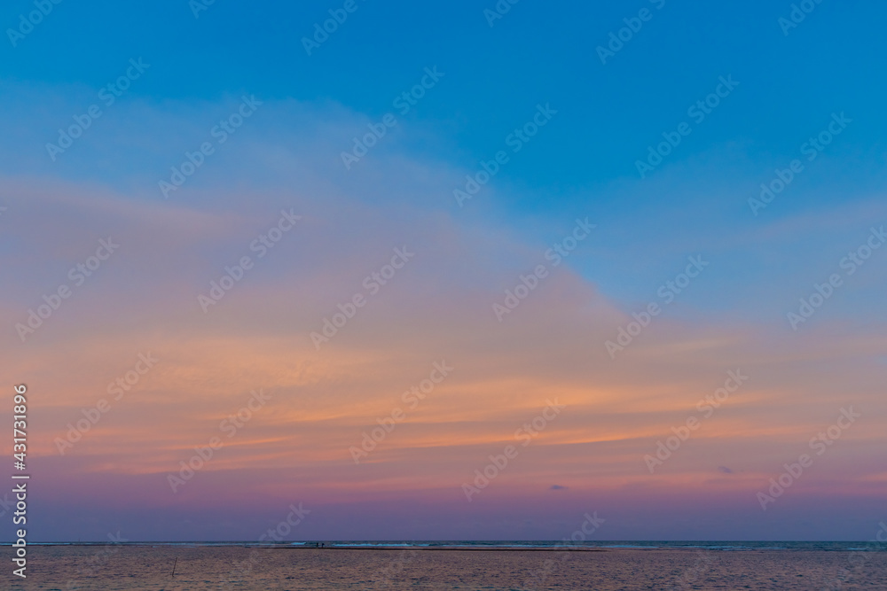 Céu multicolorido e mar