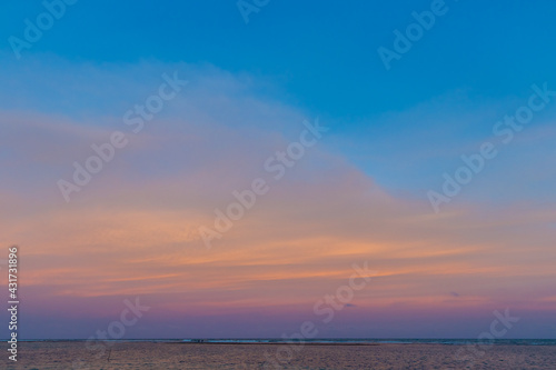 Céu multicolorido e mar