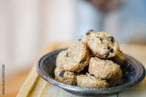 raisin granola muffins