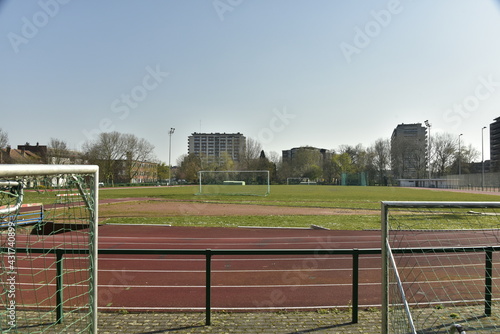 La piste athlétisme et le terrain de football du parc Albert à Schaerbeek fermée pendant le confinement anti-COVID 19 