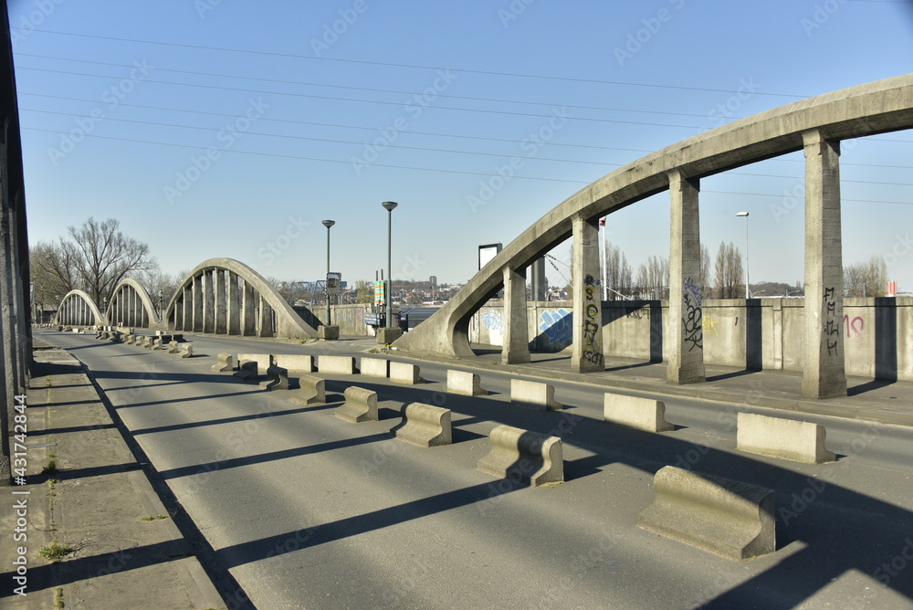 La rampe de la rue du Lion avec ses structures en arches traversant les lignes de chemins de fer près de la Gare de Formation à Schaerbeek
