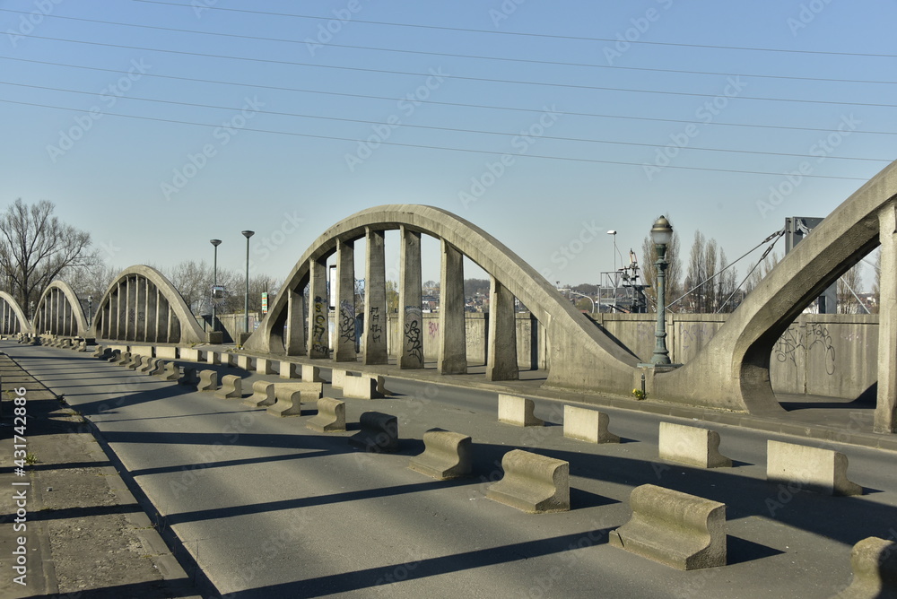 La rampe de la rue du Lion avec ses structures en arches traversant les lignes de chemins de fer près de la Gare de Formation à Schaerbeek
