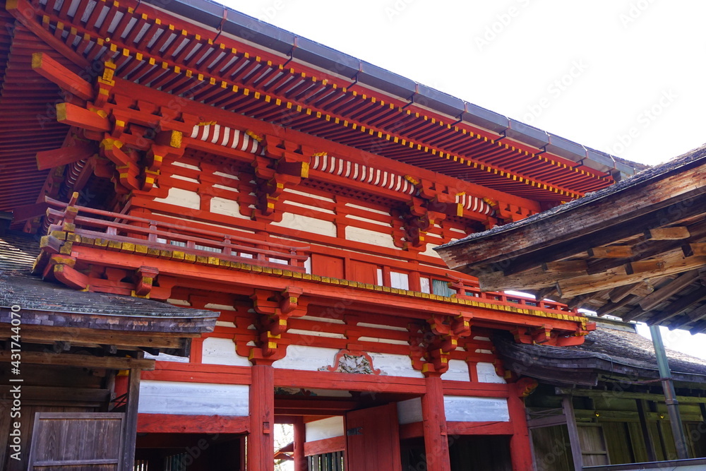 Torii Gate of Mikumari-jinja shrine. Mount Yoshino in Nara Prefecture, Japan's most famous cherry blossom viewing spot - 日本 奈良 水分神社の楼門 Torii Gate of Mikumari-jinja shrine. Mount Yoshino in Nara Prefecture, Japan's most famous cherry blossom viewing spot - 日本 奈良 水分神社の楼門