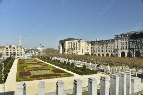 Le Jardin du Mont des Arts entre les bâtiments majestueux récents en face du centre historique de Bruxelles 