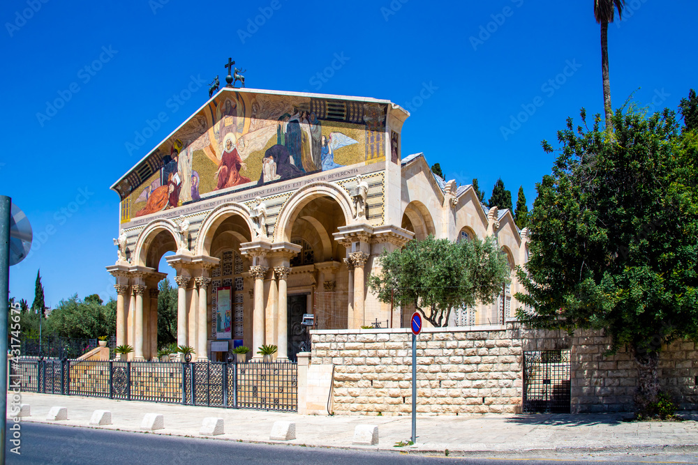 Obraz premium Jerusalem, Israel - 27 april 2021: Church of All Nations or Basilica of Agony, Roman Catholic church enshrines a section of bedrock where Jesus have prayed before arrest.