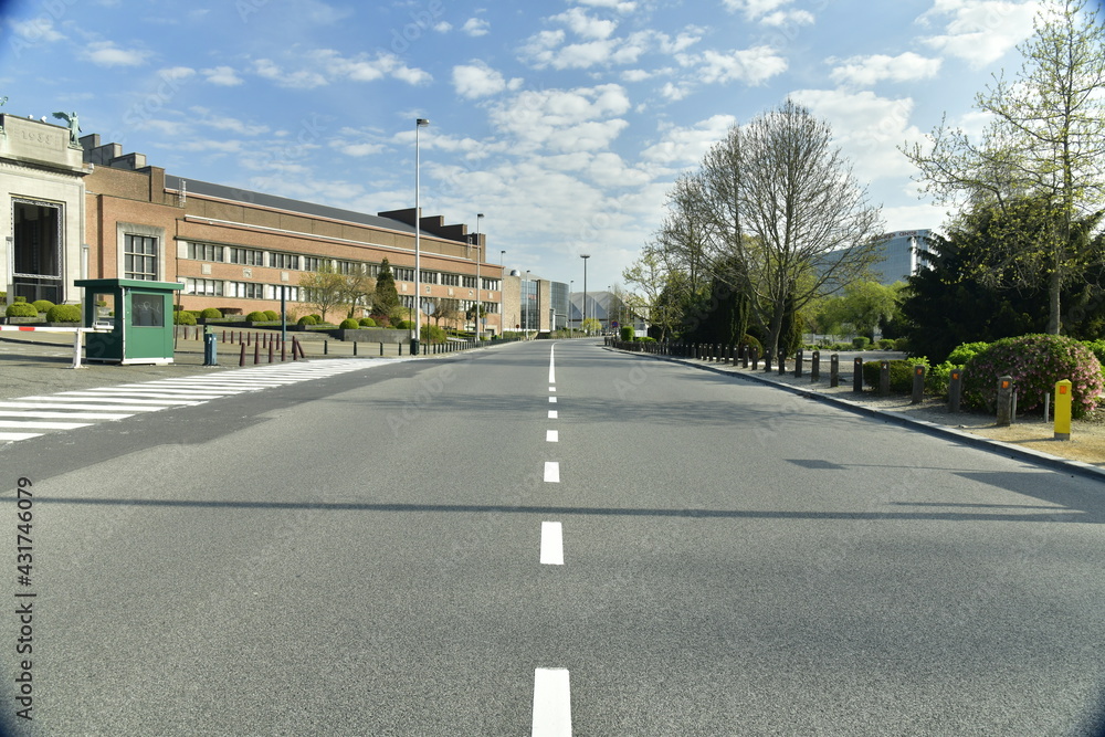 Route désertée aux environs des Palais des Exposition au Heysel à Bruxelles pendant la période du confinement anti-COVID 19 