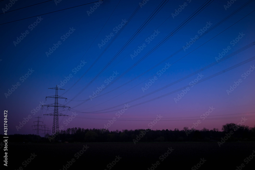 Strommast für die Aufhängung einer elektrischen Freileitung bei Sonnenuntergang