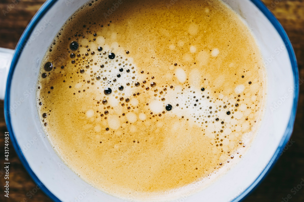 Closeup sur une tasse de café expresso mousseux - Vue de dessus Closeup sur une tasse de café expresso mousseux - Vue de dessus