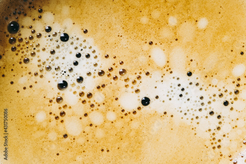 Arrière plan texture matière mousse de café avec des bulles - Vue de dessus