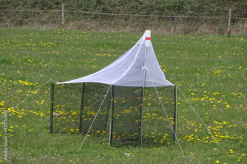 Malaise-Falle für Insekten zur Bestimmung der Artenvielfalt auf der Wiese