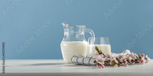 Obraz na płótnie Fresh milk on table and blue background