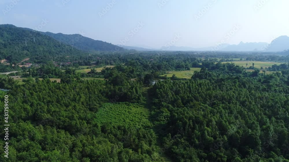 Rivière de Nam Song près de ville de Vang Vieng au laos vue du ciel Rivière de Nam Song près de ville de Vang Vieng au laos vue du ciel