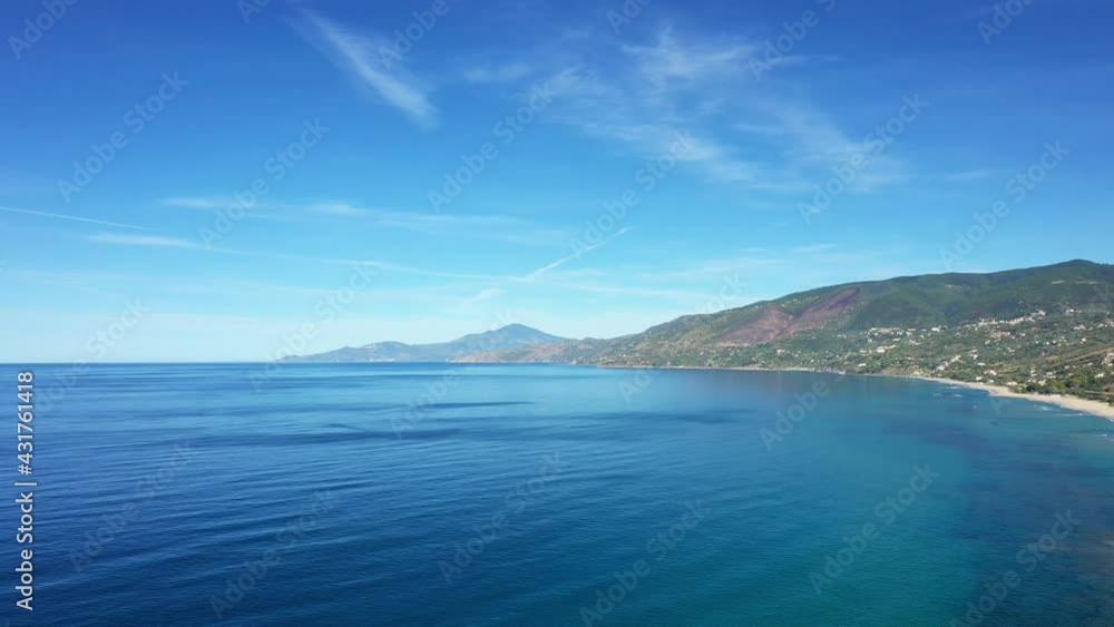 La cote et la plage au bord de la mer tyrrhénienne dans la région de Palinuro en Europe, en Italie, en Campanie, dans la province de Salerne La cote et la plage au bord de la mer tyrrhénienne dans la région de Palinuro en Europe, en Italie, en Campanie, dans la province de Salerne