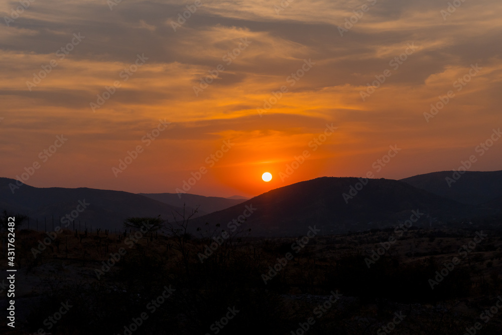 Obraz premium Panoramic view of a mountainous landscape at sunset