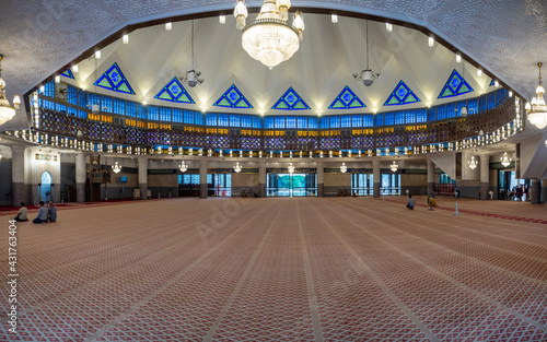 Kuala Lumpur, Mlaysia : National Mosque of Malaysia interior architecture