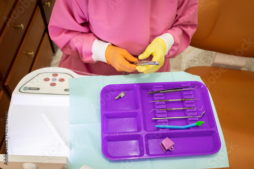 Dentista en su consultorio dental photo