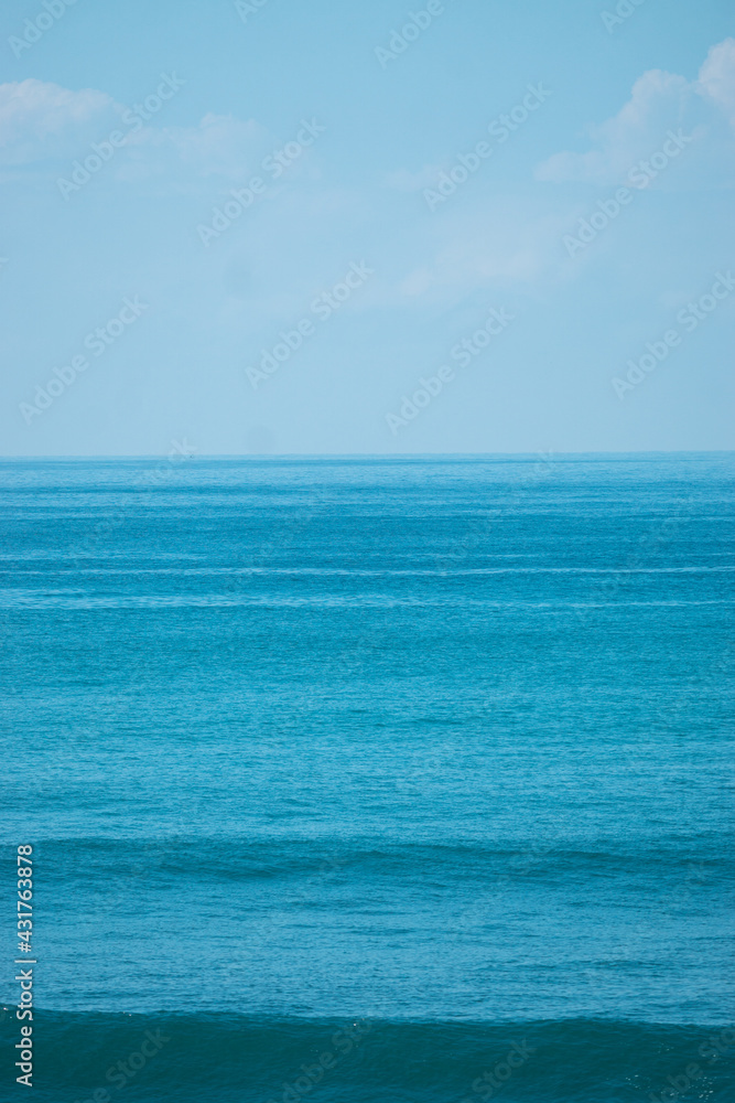 Ocean z falami i niebem, naturalne niebieskie tło. - obrazy, fototapety, plakaty 