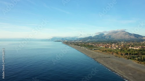 La cote, la plage, les montagnes et la ville de Acchio - Fiumicello au bord de la mer tyrrhénienne en Europe, en Italie, en Calabre, dans la province de Cosenza photo