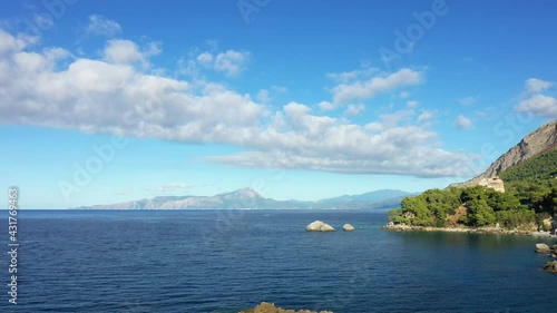 Les falaises abruptes plongent dans la mer Tyrrhénienne vers le port de Porto aux abords de la ville de Maratea en Europe, en Italie, en Basilicate, dans la province de Potenza, à Maratea photo