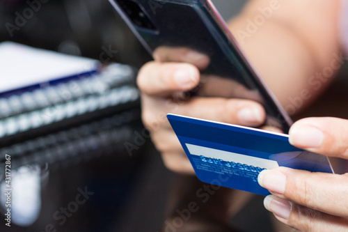 pago con tarjeta de crédito por teléfono inteligente o computadora photo