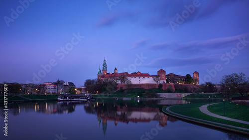 Widok na zamek wawelski w Krakowie nocą z mostu Dębnickiego