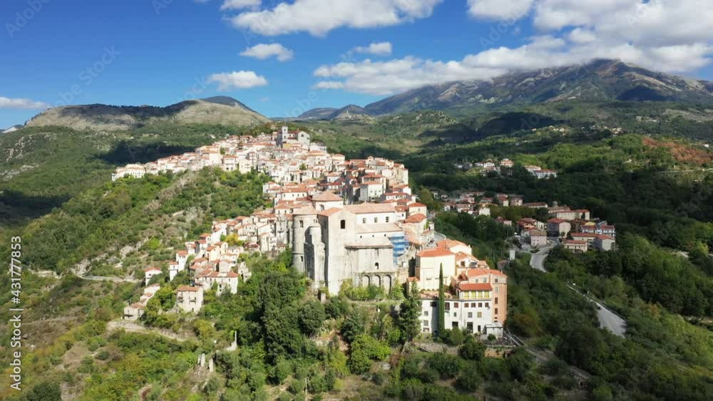 L'église de la ville de Rivello au milieu des montagnes verdoyantes en Europe, en Italie, en Basilicate, dans la province de Potenza, à Rivello, vers Naples L'église de la ville de Rivello au milieu des montagnes verdoyantes en Europe, en Italie, en Basilicate, dans la province de Potenza, à Rivello, vers Naples