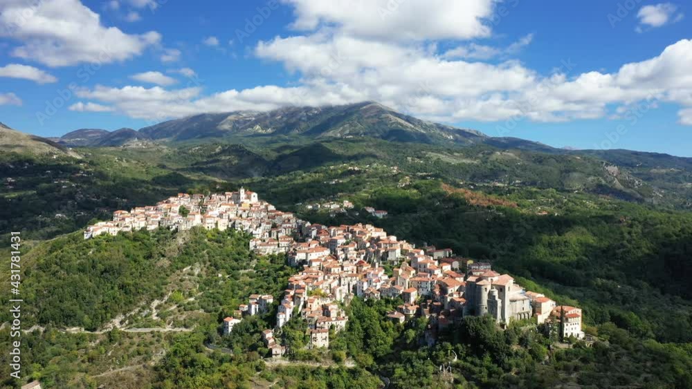 La ville de Rivello trône au milieu de la campagne italienne en Europe, en Italie, en Basilicate, dans la province de Potenza, à Rivello, vers Naples La ville de Rivello trône au milieu de la campagne italienne en Europe, en Italie, en Basilicate, dans la province de Potenza, à Rivello, vers Naples
