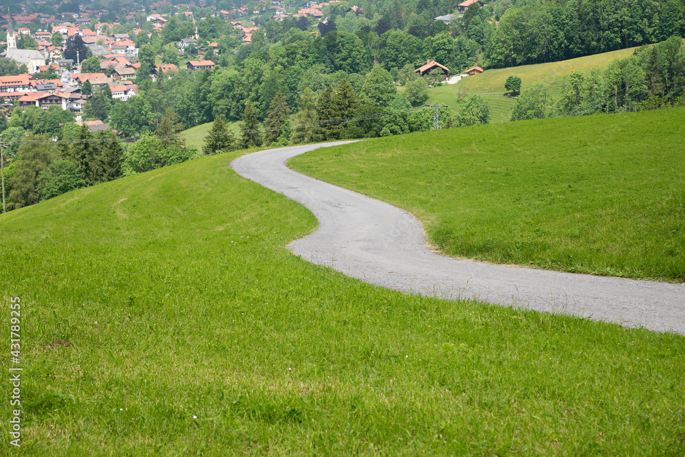 Obraz premium hiking trail above spa town schliersee