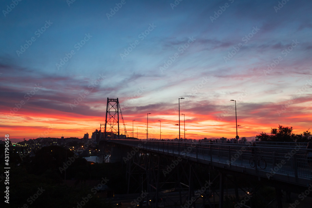 Pôr do sol e a Silhueta da estrutura na contraluz da  Ponte Hercílio Luz Santa Catarina, Brasil, florianopolis, Florianópolis  