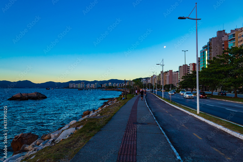 A lua e a Avenida beira mar norte Florianópolis  de Santa Catarina, Brasil, florianopolis