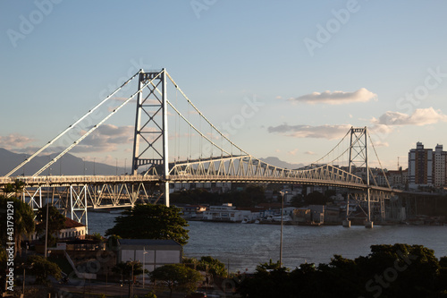 Florianópolis com a Ponte Hercílio Luz Santa Catarina, Brasil, florianopolis © Fotos GE